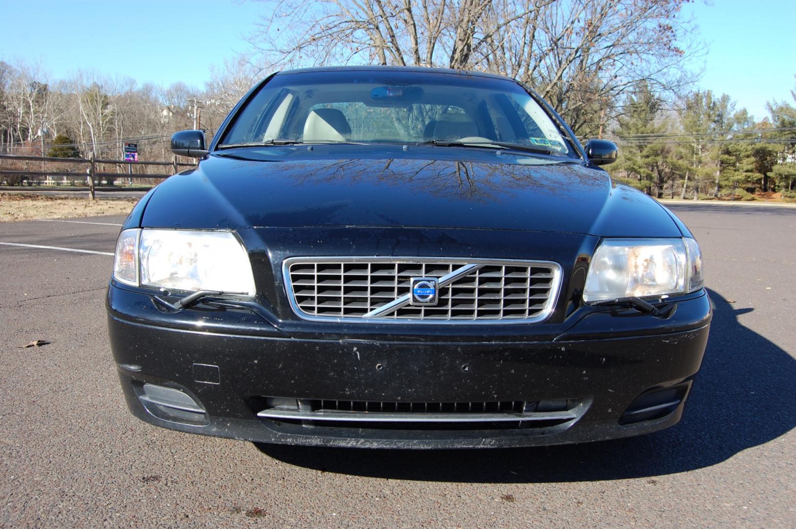 2004 Black /Gray leather Volvo S80 2.5t (YV1TS59H541) with an 2.5 liter turbo 5 cylinder engine, Automatic transmission, located at 6528 Lower York Road, New Hope, PA, 18938, (215) 862-9555, 40.358707, -74.977882 - Here for sale is a freshly traded, well serviced 2004 Volvo S80 2.5T sedan. Under the hood is a good running 2.5 liter turbocharged 5 cylinder which puts power to the front wheels via a smooth shifting automatic transmission. Features include; Gray leather interior, keyless entry system, one maste - Photo#4